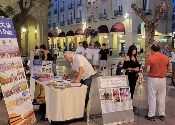 Image for article اوئسکا (اسپانیا): تلاش فالون گونگ برای جمع‌آوری امضا در استان تاریخی آراگون