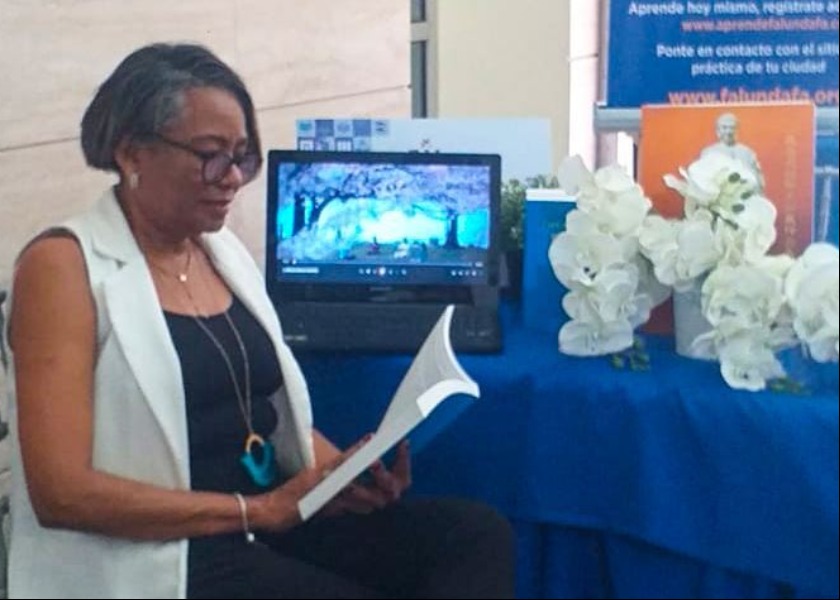 Image for article جمهوری دومینیکن: استقبال از فالون دافا در نمایشگاه بین‌المللی کتاب