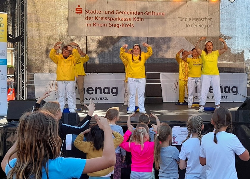 Image for article زیگبورگ (آلمان): کودکان در جشنواره محلی درباره فالون گونگ می‌آموزند