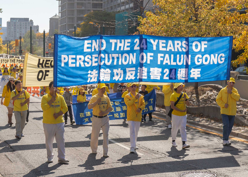 Image for article تورنتو: راهپیمایی‌ای که خواستار پایان دادن به آزار و شکنجه فالون دافا است