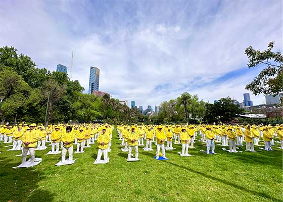 Image for article استرالیا: گردشگران استقامت تمرین‌کنندگان فالون دافا را تحسین می‌کنند