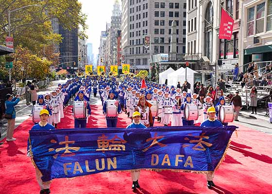 Image for article نیویورک: تحسین اصول فالون دافا در راهپیمایی روز کهنه‌سربازان