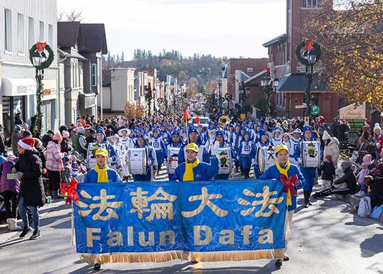 Image for article تورنتو (کانادا): درخشش گروه مارش تیان گوئو در سه راهپیمایی کریسمس
