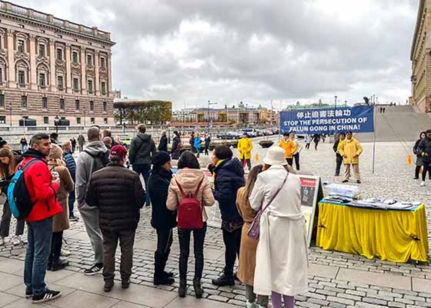 Image for article سوئد: مردم در طول فعالیت‌هایی در استکهلم فالون دافا را تحسین کردند