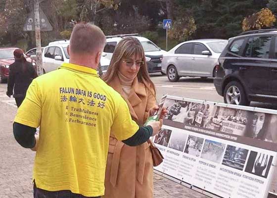 Image for article بلغارستان: مردم در رویدادهایی به‌مناسبت روز حقوق بشر با امضای دادخواستی خواستار پایان دادن به آزار و شکنجه شدند