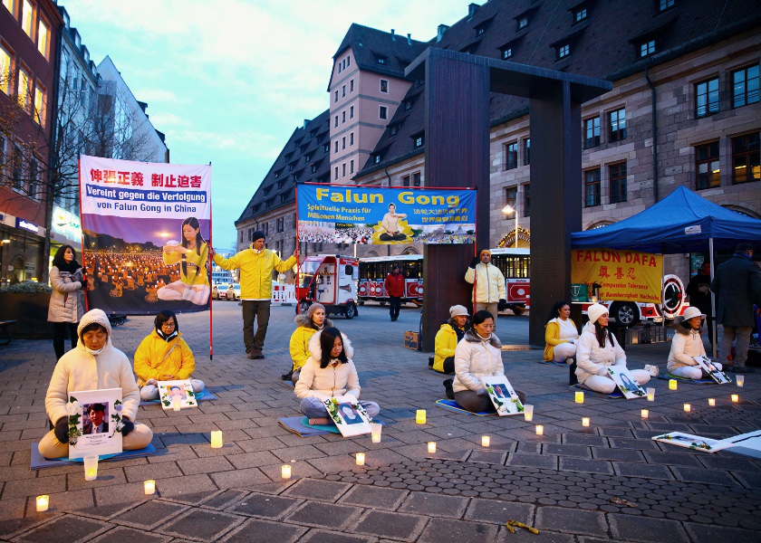 Image for article آلمان: تمرین‌کنندگان در روز جهانی حقوق بشر، رویدادی را در نورنبرگ برگزار کردند تا درباره آزار و شکنجه به مردم بگویند