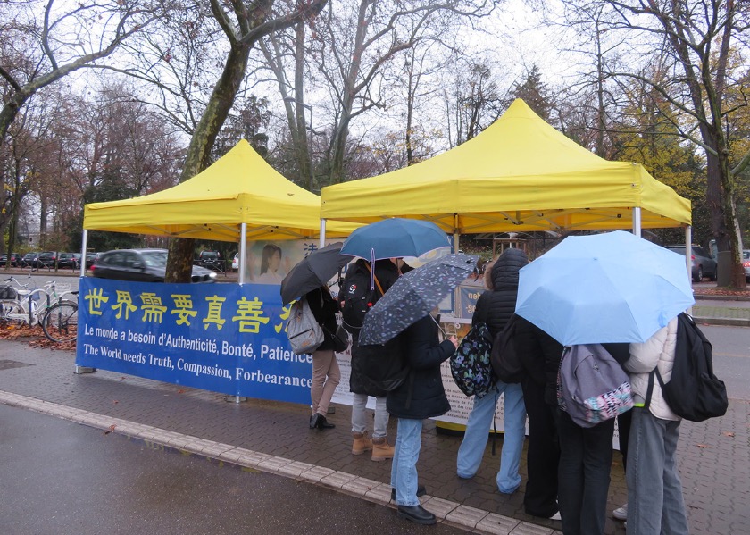 Image for article فرانسه: تمرین‌کنندگان اروپایی فالون دافا روز بین‌المللی حقوق بشر را جشن می‌گیرند، و درباره آزار و شکنجه این روش در چین اطلاع‌رسانی می‌کنند