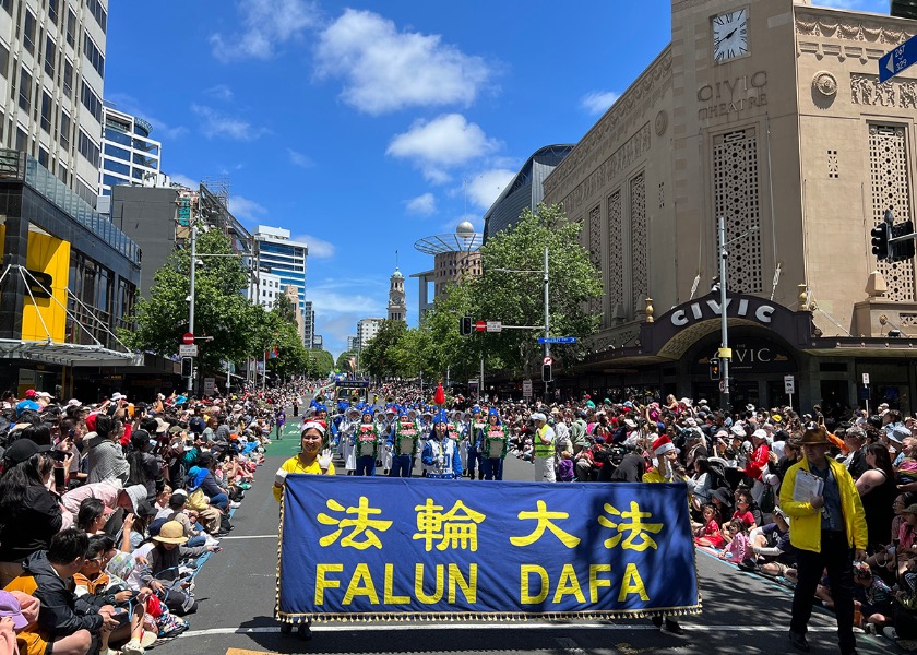 Image for article اوکلند (نیوزیلند): اصول فالون دافا در سه راهپیمایی کریسمس مورد تشویق قرار گرفت