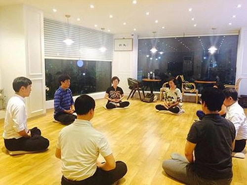 Image for article سئول، کره جنوبی: تمرین‌کنندگان جدید در کتابفروشی تیان‌تی آموزه‌های فالون دافا را یاد می‌گیرند