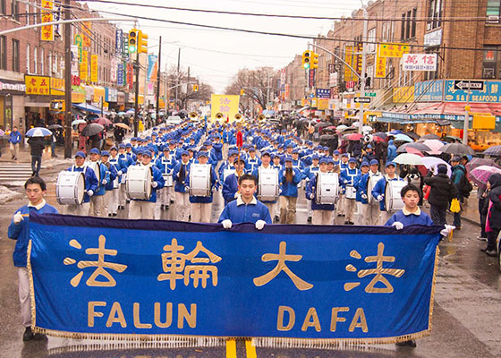 Image for article «هیچ بارانی نمی‌تواند آنها را متوقف کند»- مراسم راهپیمایی بزرگ فالون گونگ در بروکلین، نیویورک