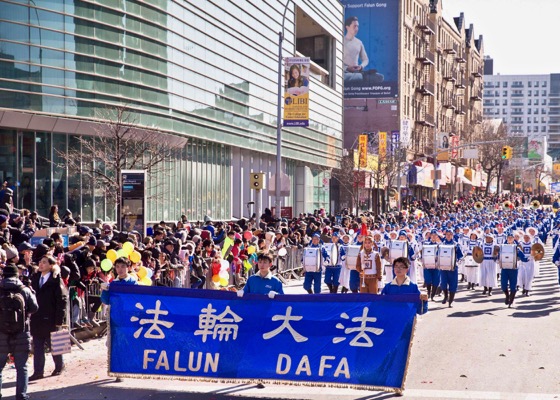 Image for article فلاشینگ، نیویورک: استقبال از گروه فالون دافا در رژه سال نوی چینی
