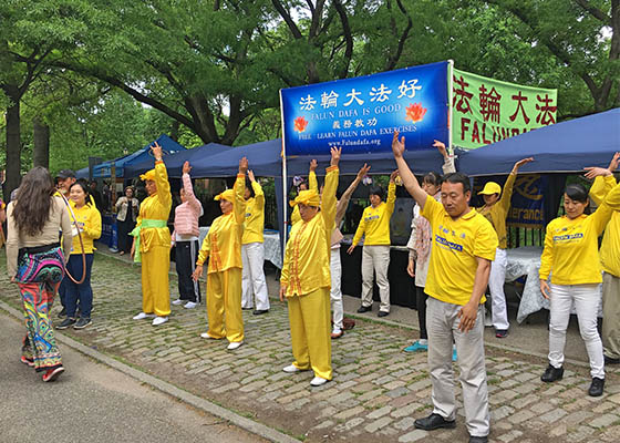 Image for article منهتن: استقبال گرم از غرفه فالون گونگ در راهپیمایی رقص برای صلح