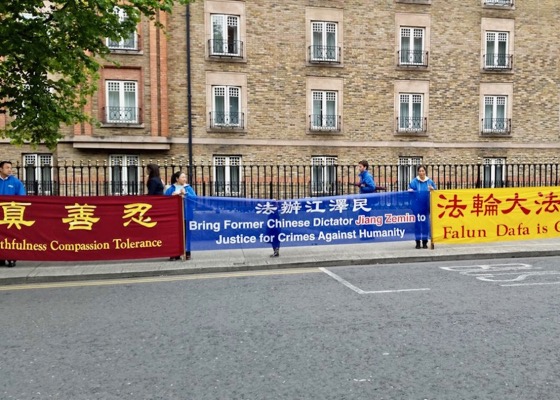 Image for article اعتراض تمرین‌کنندگان فالون گونگ به دبیر استانی حزب کمونیست چین در ایرلند