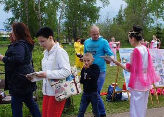 Image for article کوتلاس، روسیه: حضور تمرین‌کنندگان فالون دافا در جشن صدسالگی این شهر