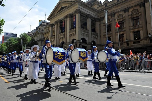 Image for article ملبورن، استرالیا: شادمانی جمعیت بازدیدکننده از اجرای گروه مارش تیان گوئو در راهپیمایی روز استرالیا