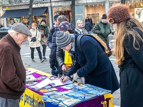 Image for article استکهلم، سوئد: مقابله با سرما برای کمک به متوقف کردن آزار و شکنجه فالون گونگ