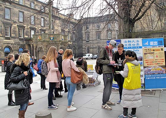 Image for article ادینبورگ، اسکاتلند: یادگیری فالون دافا در یک روز گرم بهاری