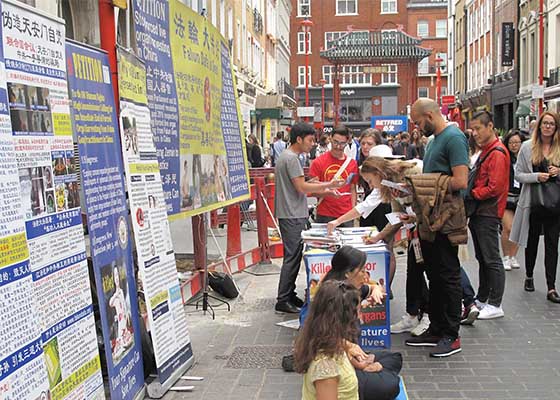 Image for article لندن: بازدیدکنندگان از محله چینی‌ها درباره فالون گونگ می‌آموزند