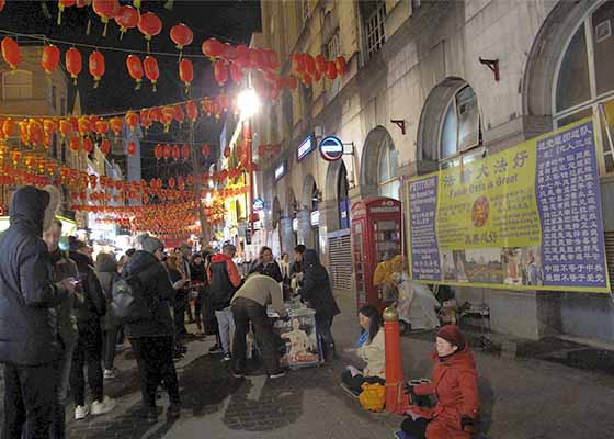 Image for article گردشگران در محله چینی‌های شهر لندن، تبریک و تهنیت سال نو را از تمرین‌کنندگان فالون گونگ دریافت می‌کنند