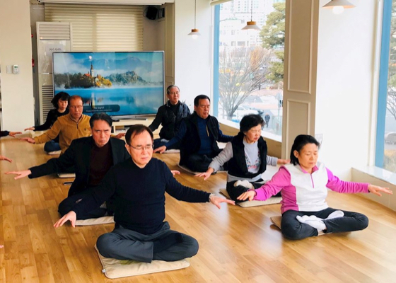 Image for article سئول، کره جنوبی: تمرین‌کنندگان جدید پس از نخستین سمینار ۹ ‌روزۀ فالون گونگ در سال 2019 تجربیات خود را به‌اشتراک می‌گذارند