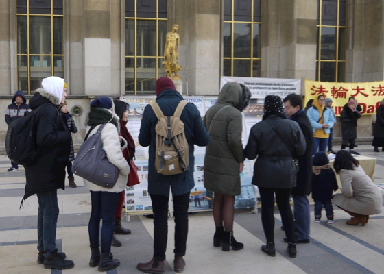 Image for article «نمی‌توانیم این جنایات را تحمل کنیم» : ابراز حمایت بازدیدکنندگان میدان حقوق بشر پاریس از فالون دافا