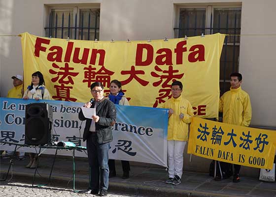 Image for article تجمع تمرین‌کنندگان در مقابل سفارت چین در فرانسه در اعتراض به چند دهه آزار و شکنجه در چین