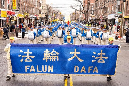 Image for article صدها تن در راهپیمایی فالون گونگ در بروکلینِ نیویورک، حزب کمونیست چین را ترک کردند