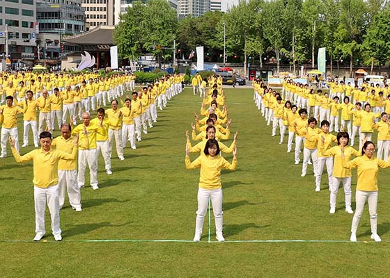 Image for article سئول، کره جنوبی: تجمع بزرگ و راهپیمایی به‌منظور بزرگداشت روز جهانی فالون دافا