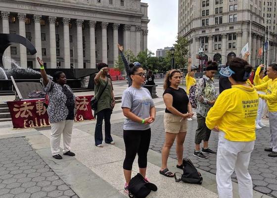 Image for article منهتن: ساکنان شهر نیویورک تمرینات فالون دافا را در جشنواره خیابانی تابستانی می‌آموزند