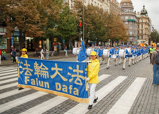 Image for article جمهوری چک: تجمعات و راهپیمایی‌ها در پراگ خواستار پایان دادن به آزار و شکنجه فالون دافا در چین
