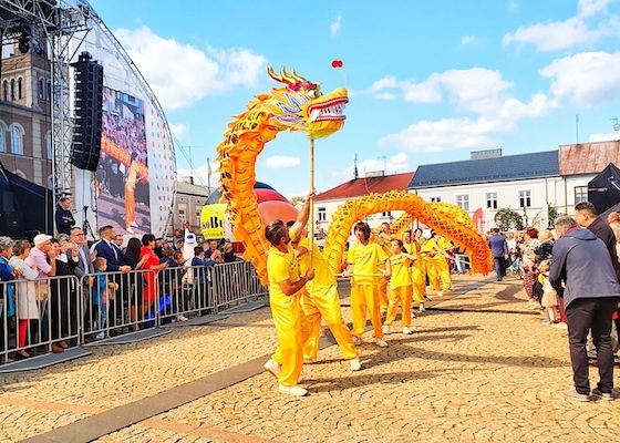 Image for article لهستان: تمرین‌کنندگان فالون گونگ فرهنگ چینی را برای جشنواره گل به‌ارمغان می‌آورند