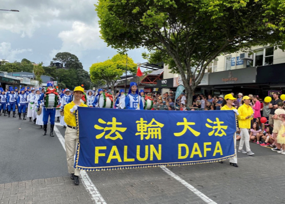Image for article نیوزلند: حضور تمرین‌کنندگان فالون دافا در 15 راهپیمایی کریسمس در ایام تعطیلات