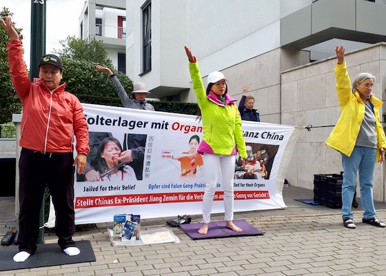 Image for article دوسلدورف، آلمان: تمرین‌کنندگان فالون گونگ در نزدیکی کنسولگری چین مردم را از حقایق مطلع می‌کنند