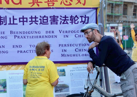 Image for article سوئیس: ابراز حمایت و قدردانی مردم در رویدادهای فالون دافا در سه شهر
