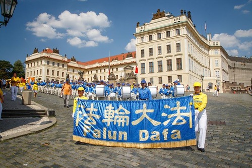 Image for article جمهوری چک: راهپیمایی فالون دافا در پراگ نور و امید را به ارمغان می آورد