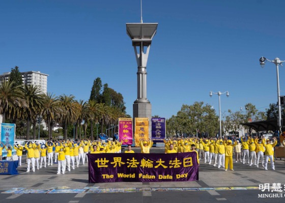 Image for article کالیفرنیا: تمرین‌کنندگان در سانفرانسیسکو برای بزرگداشت روز جهانی فالون دافا راهپیمایی برگزار کردند و تولد بنیانگذار دافا را تبریک گفتند