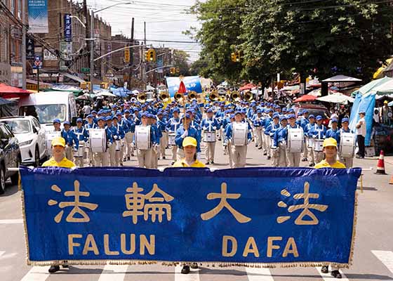 Image for article نیویورک: راهپیمایی بیش از ۱۰۰۰ تمرین‌کننده فالون دافا برای اطلاع‌رسانی درباره آزار و شکنجه ۲۲ ساله توسط حزب کمونیست چین و بیدارکردن وجدان مردم