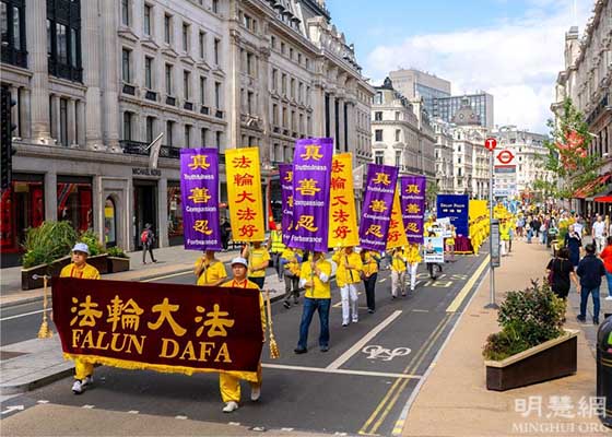 Image for article انگلستان: مردم در فعالیتهای مرکز لندن آزار و شکنجه فالون دافا توسط رژیم چین را محکوم می‌کنند