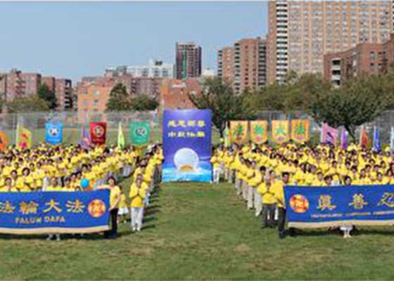 Image for article نیویورک: تمرین‌کنندگان جشنواره ماه را به استاد لی هنگجی تبریک می‌گویند