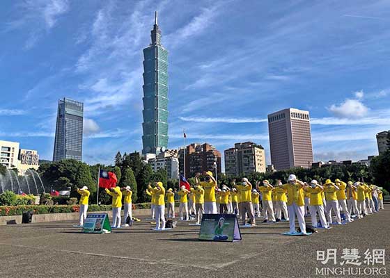 Image for article تایپه، تایوان: تمرین‌کنندگان در سالن یادبود ملی سان یات‌سن فعالیت‌هایی را برگزار می‌کنند و کلاس‌های آنلاین رایگان را ارائه می‌دهند