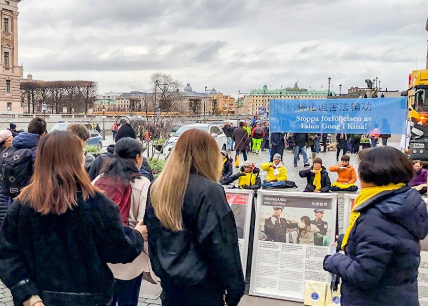 Image for article استکهلم، سوئد: تشکر گردشگران از تمرین‌کنندگان برای اطلاع‌رسانی درباره فالون دافا