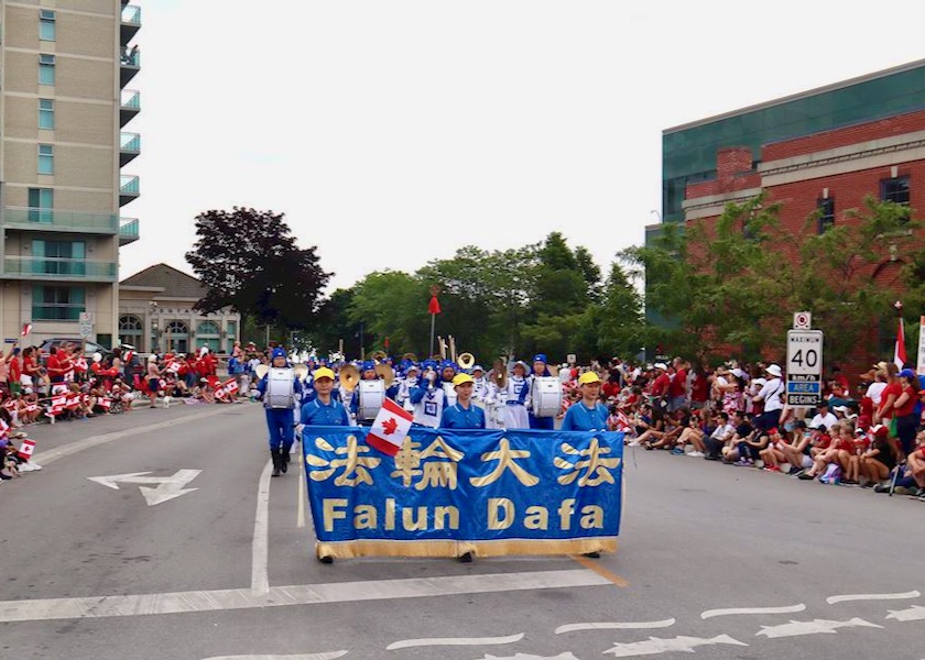 Image for article تورنتو (کانادا): استقبال از فالون دافا با تشویق در راهپیمایی روز کانادا