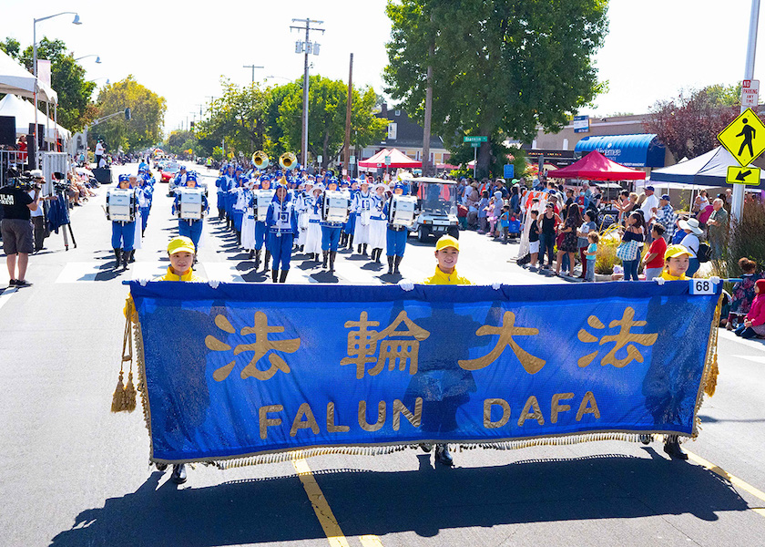 Image for article سانتا کلارا، کالیفرنیا: اجرای «با شکوه و قدرتمند» گروه فالون دافا در راهپیمایی سیلیکون ولی