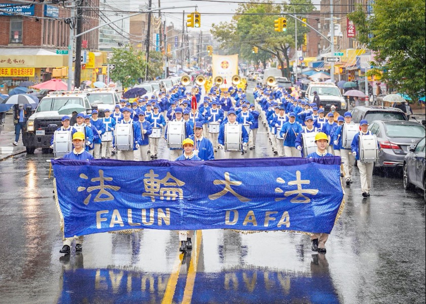 Image for article نیویورک: اطلاع‌رسانی دربارۀ آزار و شکنجه مداوم در چین با راهپیمایی بزرگ در میان باران