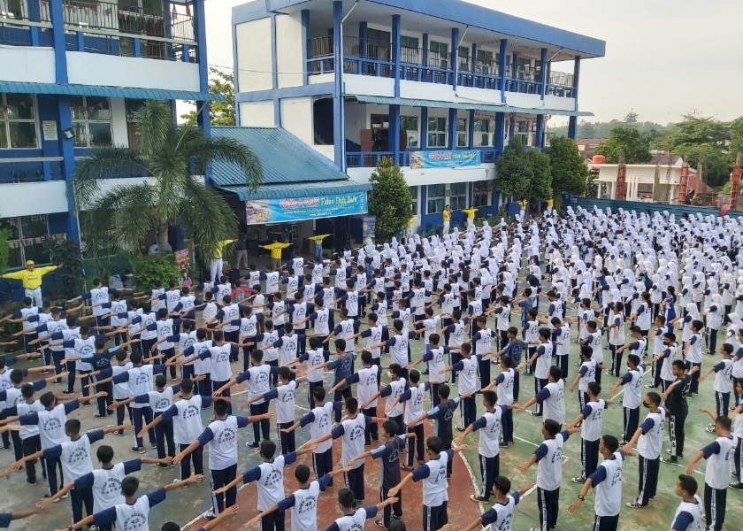Image for article اندونزی: معرفی فالون دافا به دانش‌آموزان و کارکنان دبیرستان