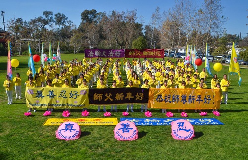 Image for article کالیفرنیا: تمرین‌کنندگان در لس آنجلس سال نو را به استاد لی هنگجی تبریک می‌گویند