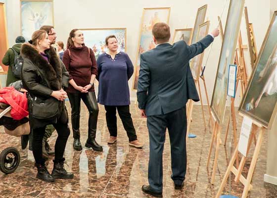 Image for article مسکو، روسیه: ایجاد علاقه به فالون دافا در نمایشگاه بین‌المللی هنر جن شن رن