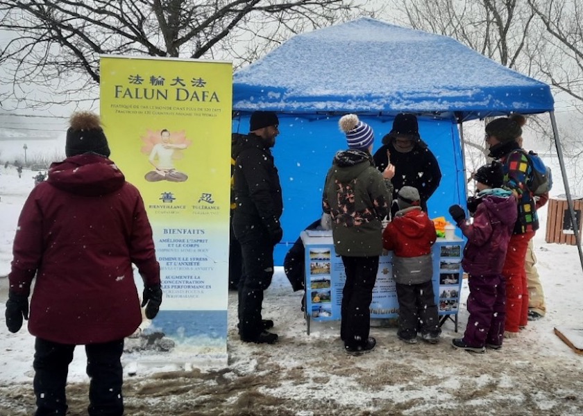 Image for article شربروک، کانادا: معرفی فالون دافا در جشنواره زمستانی