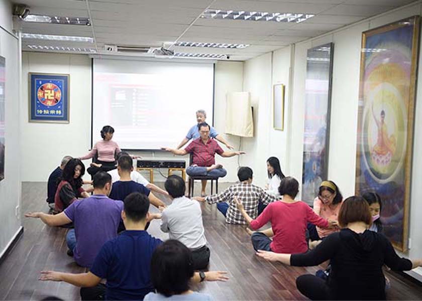 Image for article سنگاپور: یکی از شرکت‌کنندگان در سمینار نٌه‌روزه فالون دافا درحین یادگیری تمرینات احساس شادی و آرامش می‌کند