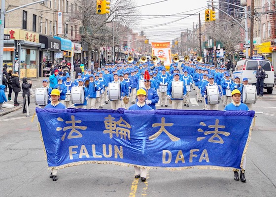 Image for article نیویورک: تماشاگران چینی در طول راهپیمایی بزرگ فالون دافا را تحسین می‌کنند